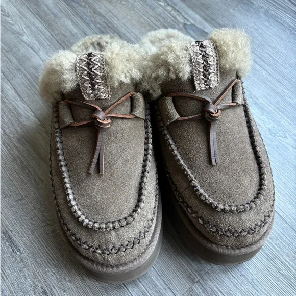 UGG Moccasin - Picture 10 of 12